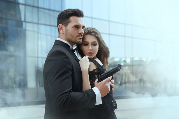 Homem Elegante Com Pistolas Suas Mãos Protege Uma Menina Bonita — Fotografia de Stock