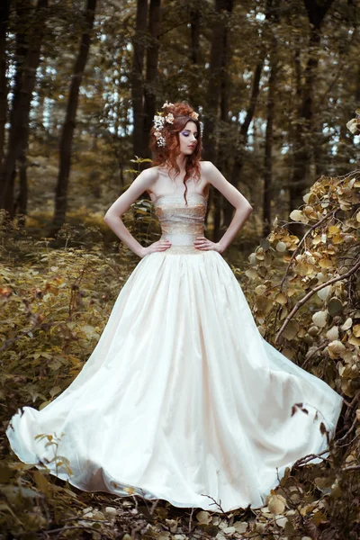 Portrait Mariée Robe Longue Fluide Dans Une Forêt Mystérieuse — Photo