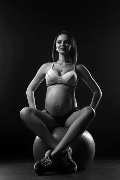 Siyah Beyaz Hamile Bir Kadının Portresi Siyah Arka Planda Izole — Stok fotoğraf