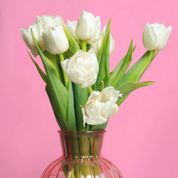 Strauß Weißer Tulpen Einer Glasvase Auf Rosa Hintergrund — Stockfoto