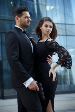 Elinde tabancaları olan zarif bir adam güzel bir kızı korur..