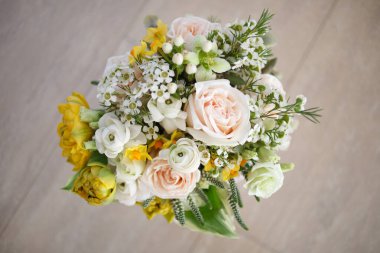 Bahar çiçeklerinin parlak düğün buketi.