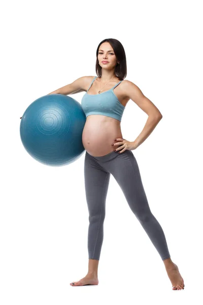 Slim Gravid Kvinna Engagerad Fitness Med Boll Isolerad Vit Bakgrund — Stockfoto