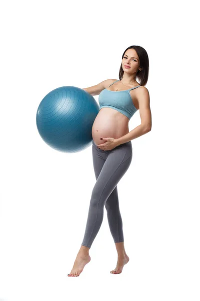 Slim Kobieta Ciąży Zajmuje Się Fitness Kulą Izolowane Białym Tle — Zdjęcie stockowe