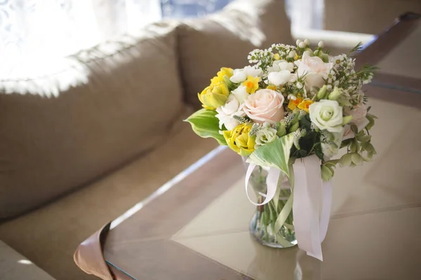 레스토랑 유리병에는 꽃으로 꽃다발이 놓여져 — 스톡 사진