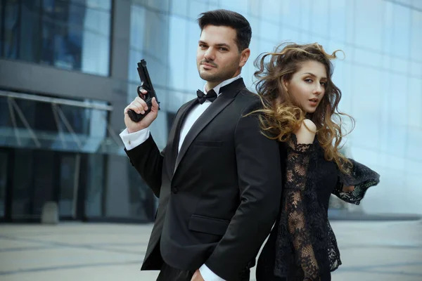 Hombre Elegante Con Pistolas Las Manos Protege Una Hermosa Chica — Foto de Stock