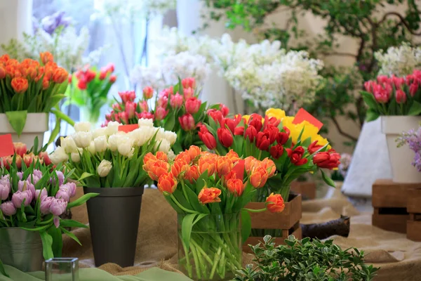 Букети Тюльпанів Стійці Квіткового Магазину — стокове фото