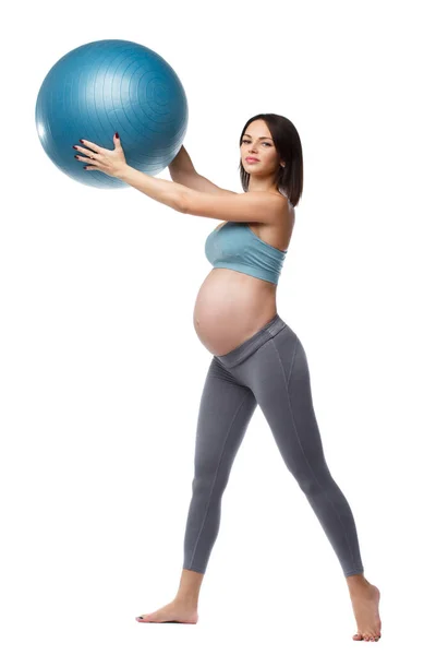 身材苗条的孕妇正与一个被白色背景隔离的球保持健康 — 图库照片
