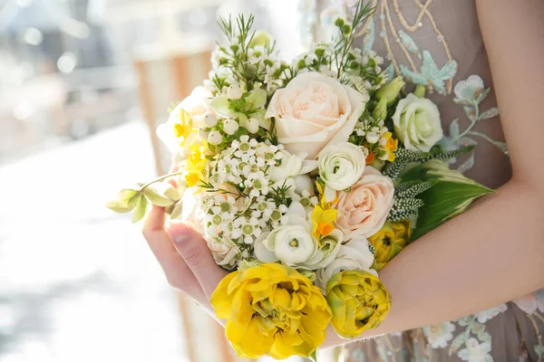 Наречена Тримає Ніжний Весняний Весільний Букет Руці — стокове фото