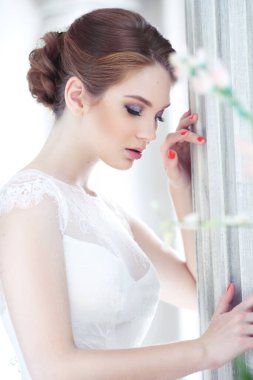 Sütunun yanındaki sevimli gelinin nazikçe portresi