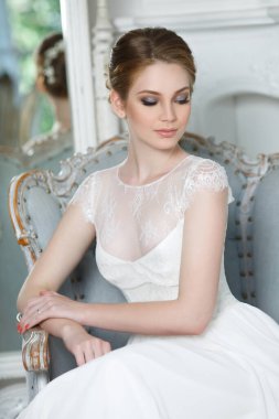 Şık bir iç mekanda güzel bir gelin..