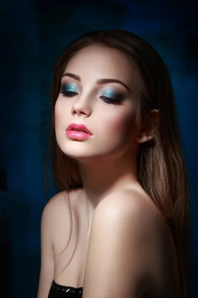 Portrait Beauté Une Belle Fille Avec Maquillage Soirée Lumineux Bleu — Photo