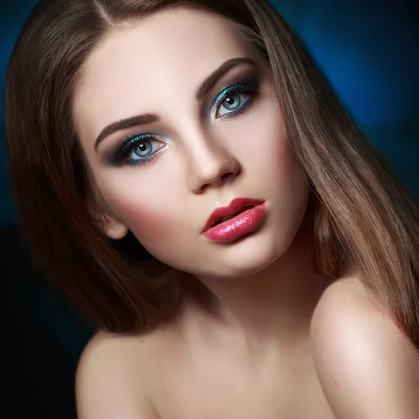 Πορτραίτο Ομορφιάς Ενός Όμορφου Κοριτσιού Λαμπερό Βραδινό Μακιγιάζ Μπλε — Φωτογραφία Αρχείου