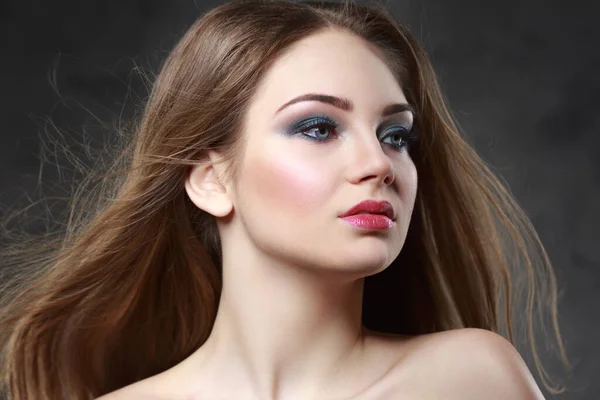 Retrato Beleza Uma Menina Bonita Com Maquiagem Brilhante Cabelos Longos — Fotografia de Stock