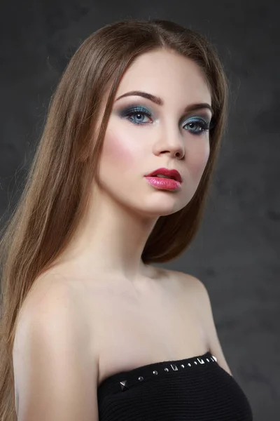 Retrato Beleza Uma Menina Sorridente Feliz Com Maquiagem Brilhante Cabelos — Fotografia de Stock
