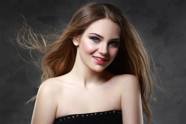 Krása Portrét Šťastné Usměvavé Dívky Jasným Make Dlouhé Vlasy Rozvíjející — Stock fotografie