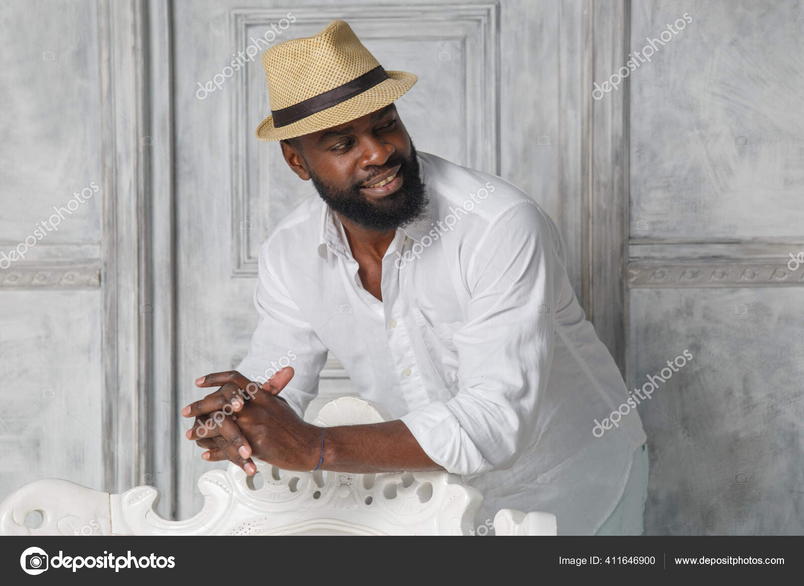 Улыбающийся Чёрный Бородатый Элегантный Мужчина Белом Костюме Шляпе Яркой Комнате стоковое фото ©Ksenia_Pelevina 411646900