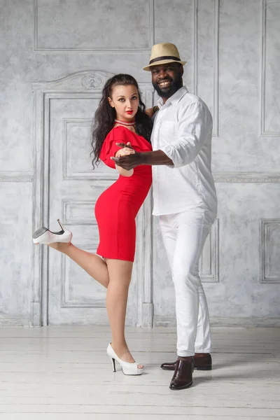 Uma Menina Branca Vestido Vermelho Homem Negro Terno Branco Estão — Fotografia de Stock