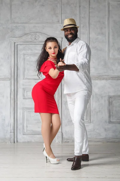 Uma Menina Branca Vestido Vermelho Homem Negro Terno Branco Estão — Fotografia de Stock