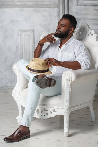 Hombre Negro Con Barba Camisa Blanca Está Sentado Elegante Sillón —  Fotos de Stock