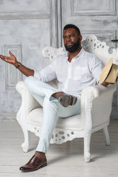 Homme Noir Avec Une Barbe Dans Une Chemise Blanche Écarte — Photo