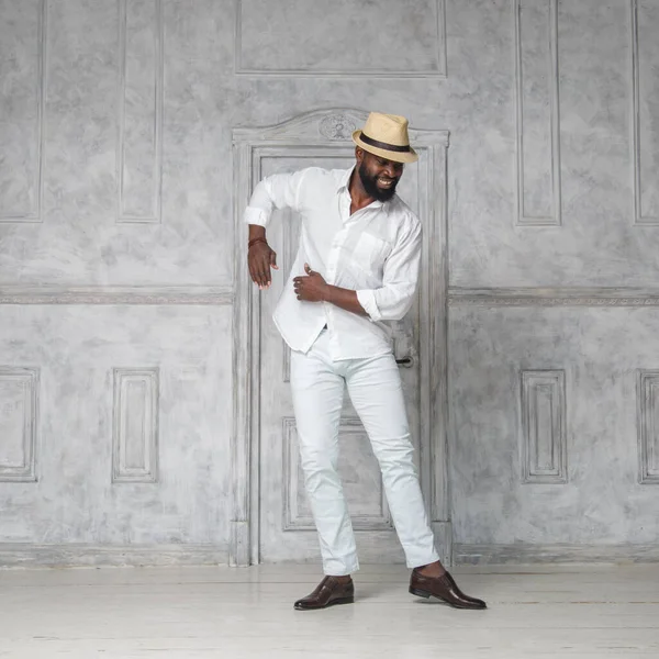 Negro Hombre Elegante Traje Blanco Sombrero Está Bailando Una Habitación — Foto de Stock