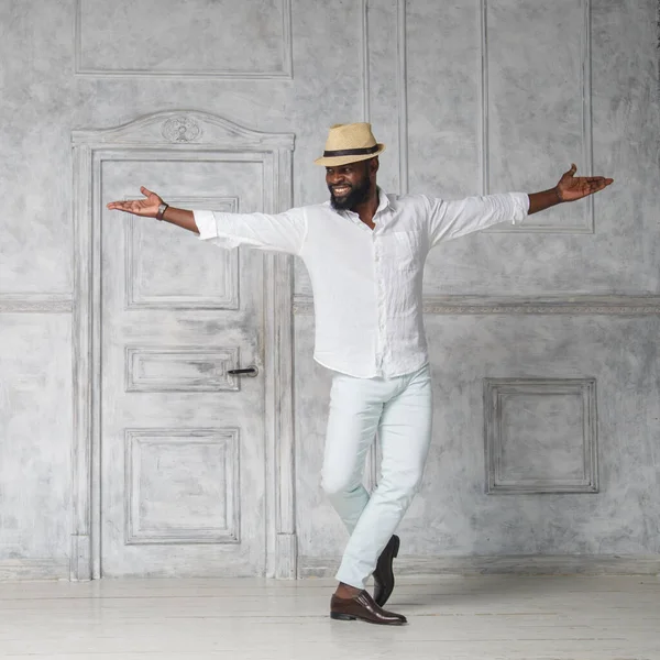 Negro Hombre Elegante Traje Blanco Sombrero Está Bailando Una Habitación — Foto de Stock