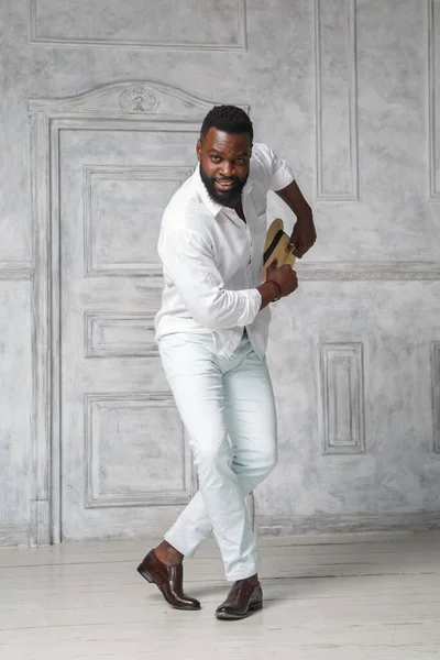 Negro Elegante Hombre Traje Blanco Está Bailando Una Habitación Luminosa — Foto de Stock