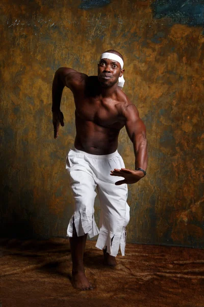 Hombre Atlético Negro Con Ropa Étnica Está Bailando Una Danza — Foto de Stock