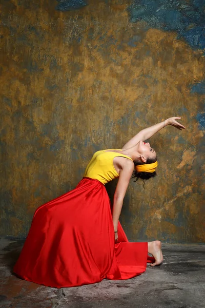 Belle Fille Dans Une Longue Jupe Rouge Danse — Photo