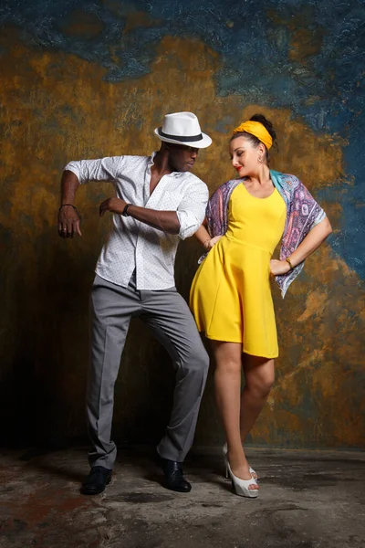 Elegante Homem Negro Bela Mulher Branca Estão Dançando Salsa — Fotografia de Stock