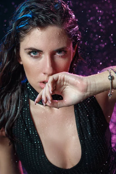Schönheitsporträt Eines Sexy Nassen Mädchens Unter Regentropfen Mit Lila Hintergrundbeleuchtung — Stockfoto