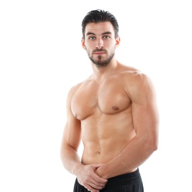 Beyaz arka planda çıplak gövdesi olan yakışıklı atletik bir adam..