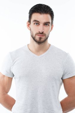 Beyaz arka planda izole edilmiş açık dar gömlekli karizmatik genç erkek atletizm..