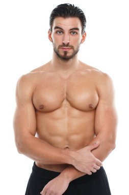 Beyaz arka planda çıplak gövdesi olan yakışıklı atletik bir adam..