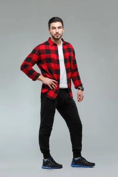 Retrato Hombre Guapo Con Estilo Una Camisa Cuadros Roja Negra —  Fotos de Stock