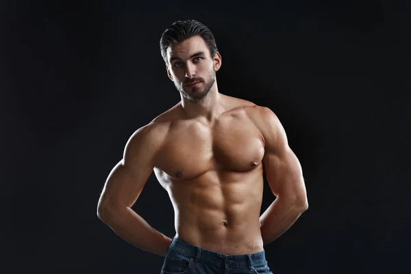 Siyah bir arka planda çıplak gövdesi olan genç bir atletik..