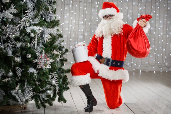Homem Traje Papai Noel Com Saco Presentes Perto Uma Árvore — Fotografia de Stock
