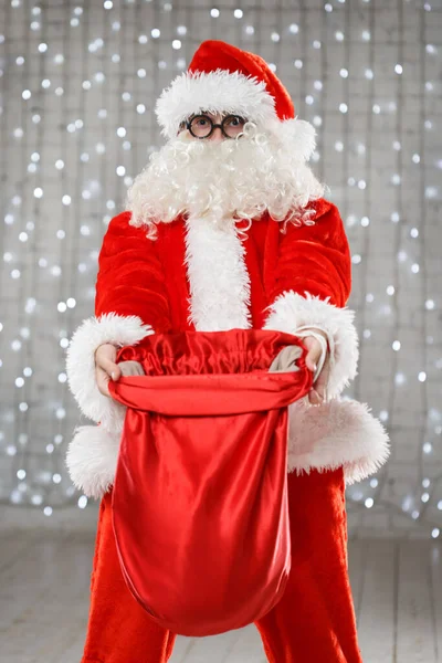 Homem Traje Papai Noel Mostra Saco Aberto Com Presentes Fundo — Fotografia de Stock