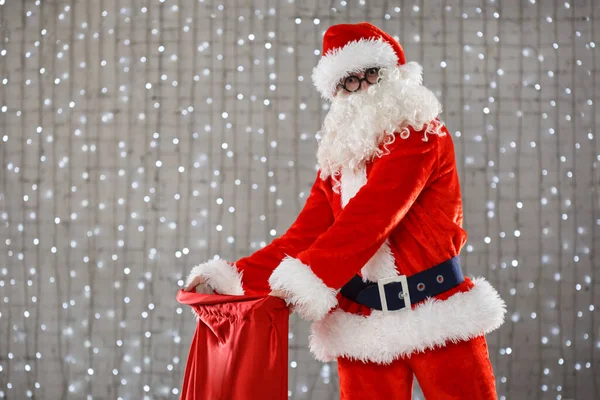 Homem Traje Papai Noel Mostra Saco Aberto Com Presentes Fundo — Fotografia de Stock
