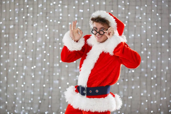Забавный Молодой Человек Костюме Санта Клауса Бороды Одной Рукой Держит — стоковое фото