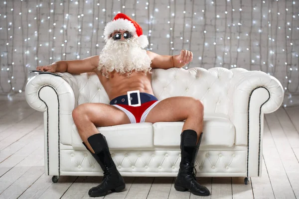 Homem Atlético Sexy Traje Papai Noel Com Tronco Shorts Vermelhos — Fotografia de Stock