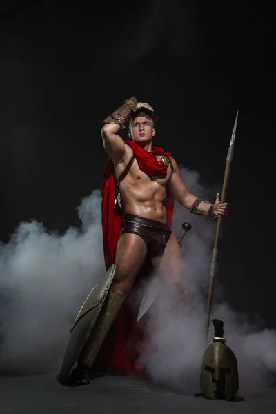 Jeune Homme Athlétique Sexy Costume Guerrier Romain Avec Manteau Rouge — Photo