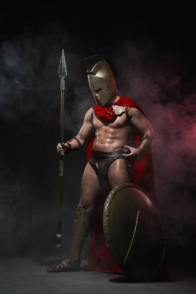 Young Athletic Man Dressed Roman Soldier Red Cloak Stands Spear — Stock Photo, Image