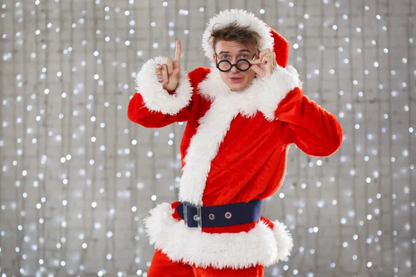 Jovem Engraçado Homem Vestido Como Papai Noel Levantou Dedo Indicador — Fotografia de Stock