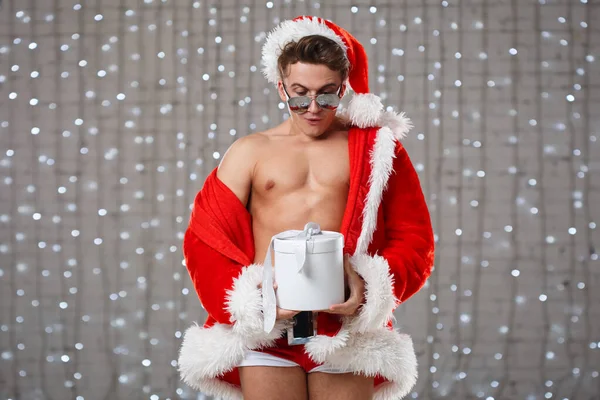 Jovem Atlético Com Torso Muscular Traje Papai Noel Olha Com — Fotografia de Stock