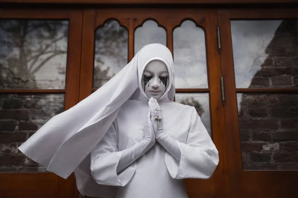 Kasvetli Gotik Mimarinin Ortasında Siyah Lekeler Mor Göz Çukurları Olan — Stok fotoğraf