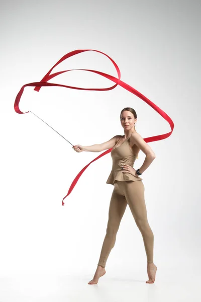 Slank Atletisch Meisje Beige Sportkleding Dansen Met Een Rode Gymnastiek — Stockfoto