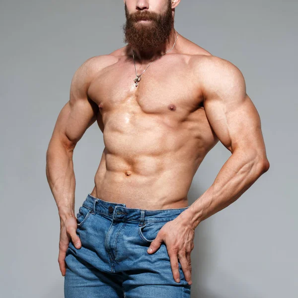 Atlético Bonito Barbudo Cara Com Muscular Torso Azul Jeans Isolado — Fotografia de Stock