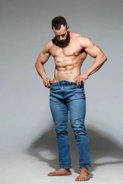 Athletisch Schöner Bärtiger Typ Mit Muskulösem Nackten Oberkörper Blauen Jeans — Stockfoto